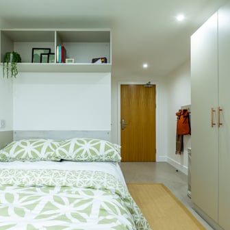 Premium En Suite City View - Image 3